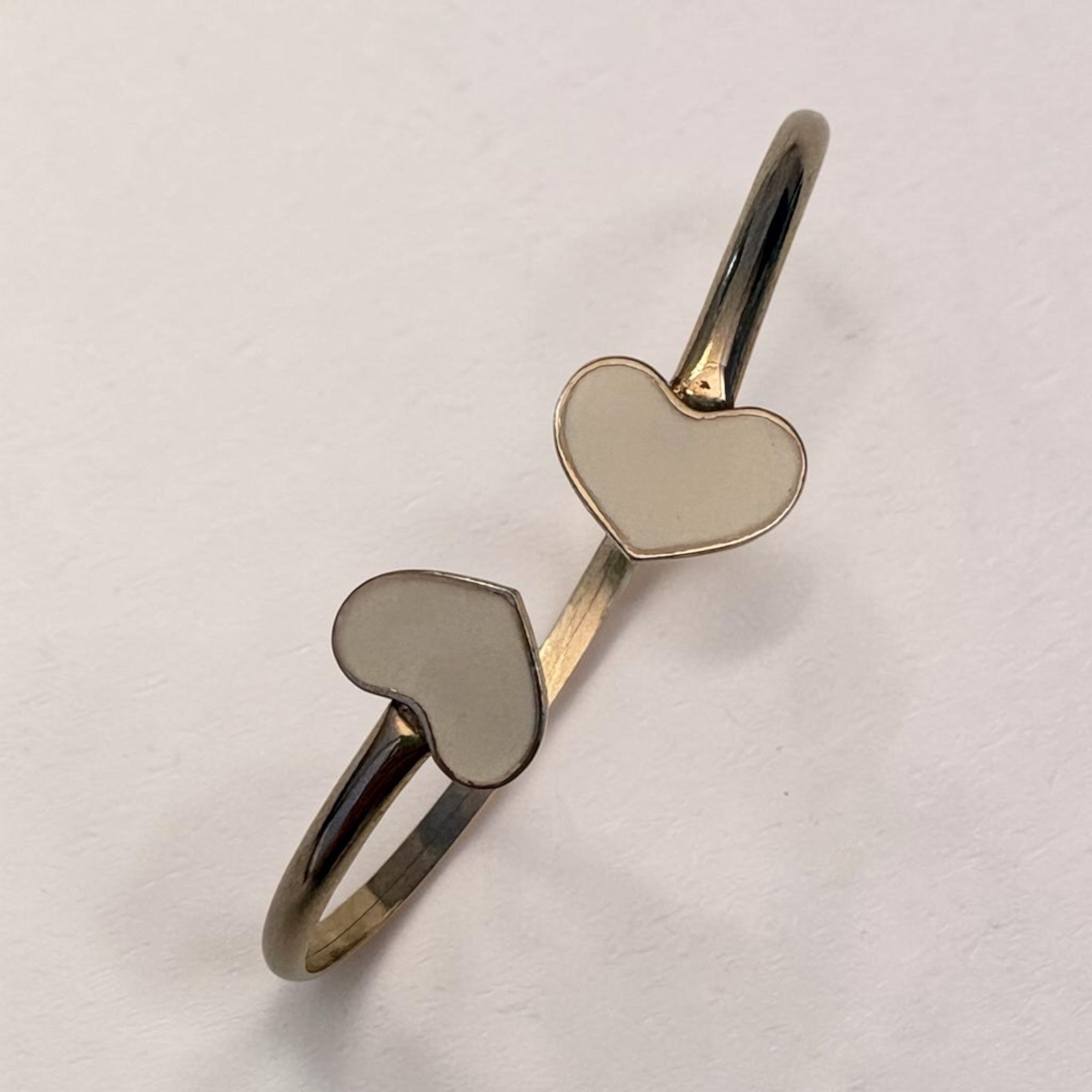 Bracciale Rigido in Argento Dorato con Doppio Cuore Smaltato
