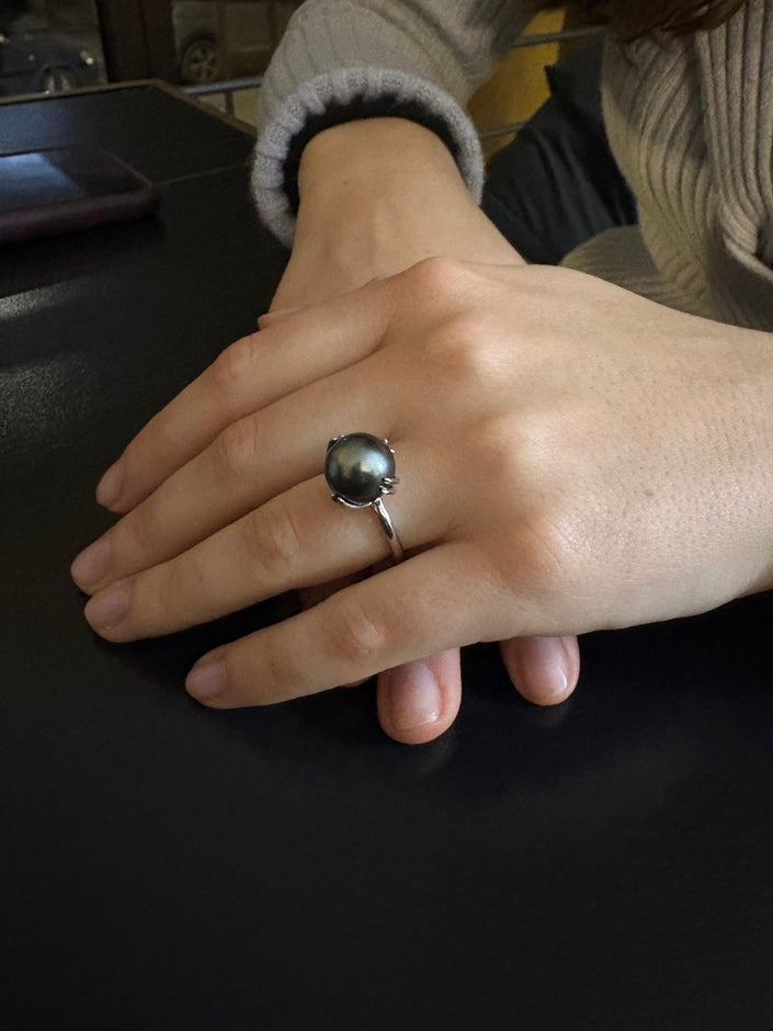 Anello in oro bianco 750 con perla di tahiti 11-12 