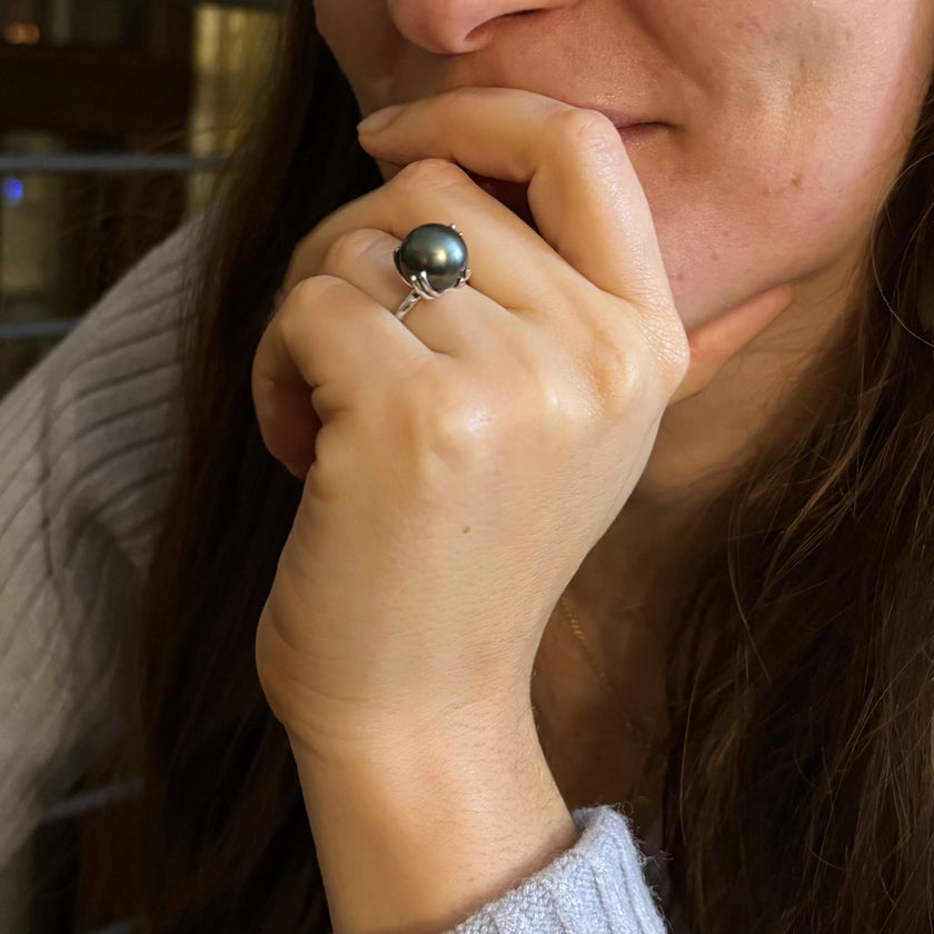 Anello in oro bianco 750 con perla di tahiti 11-12 