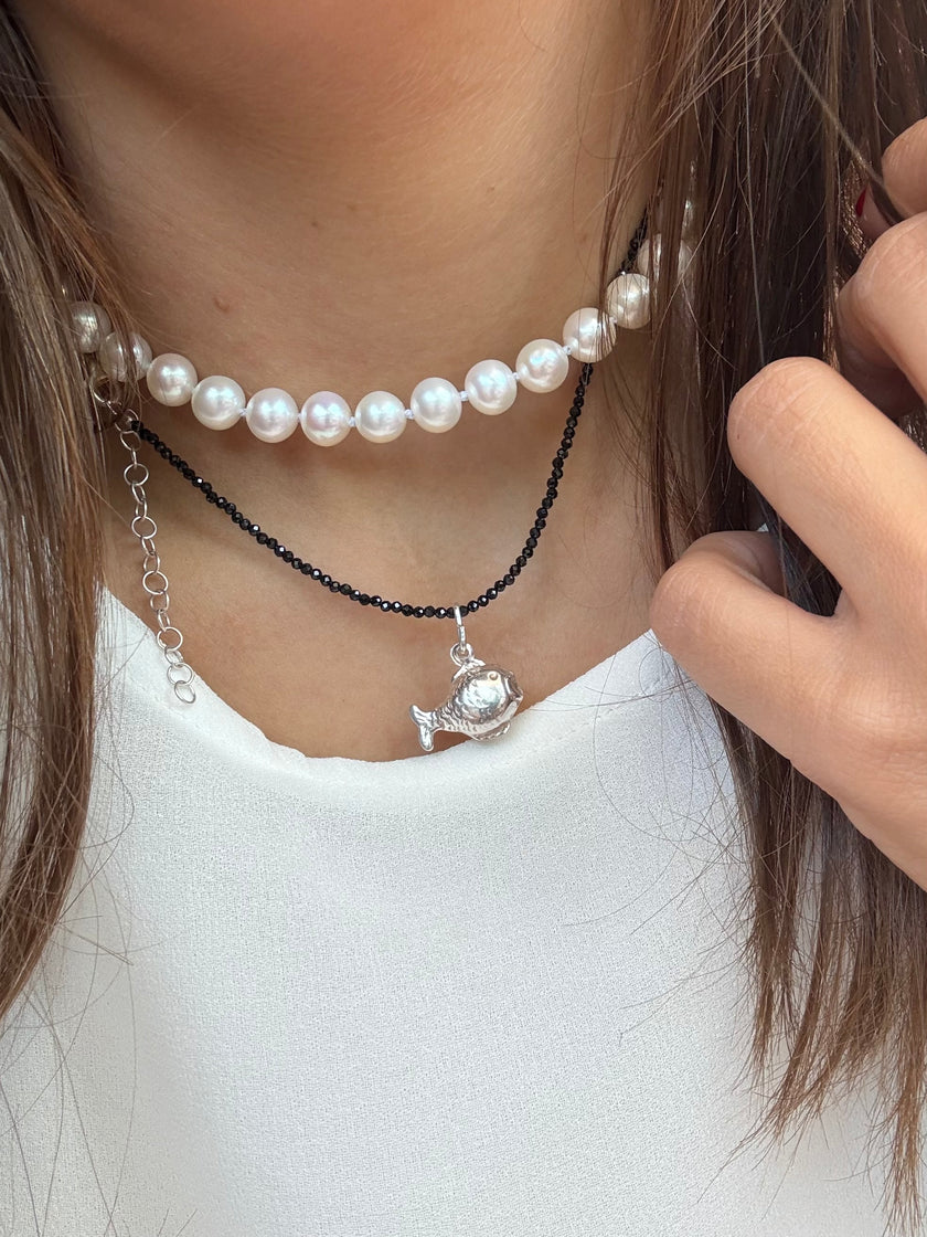 Collana con perle di acqua dolce e con spinello in argento 925