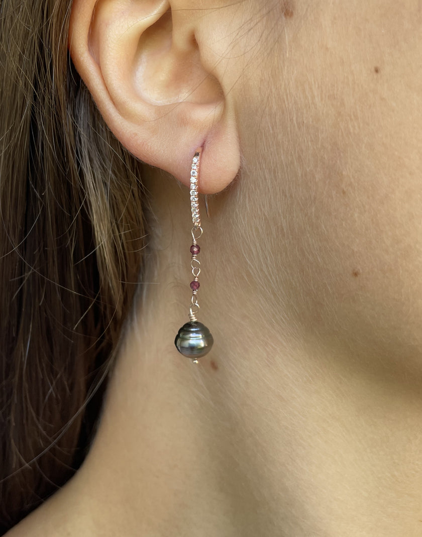 Orecchini artigianali con perla di Tahiti e granato - Firenze