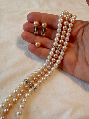 Set bracciale orecchini e spilla di acqua dolce 
