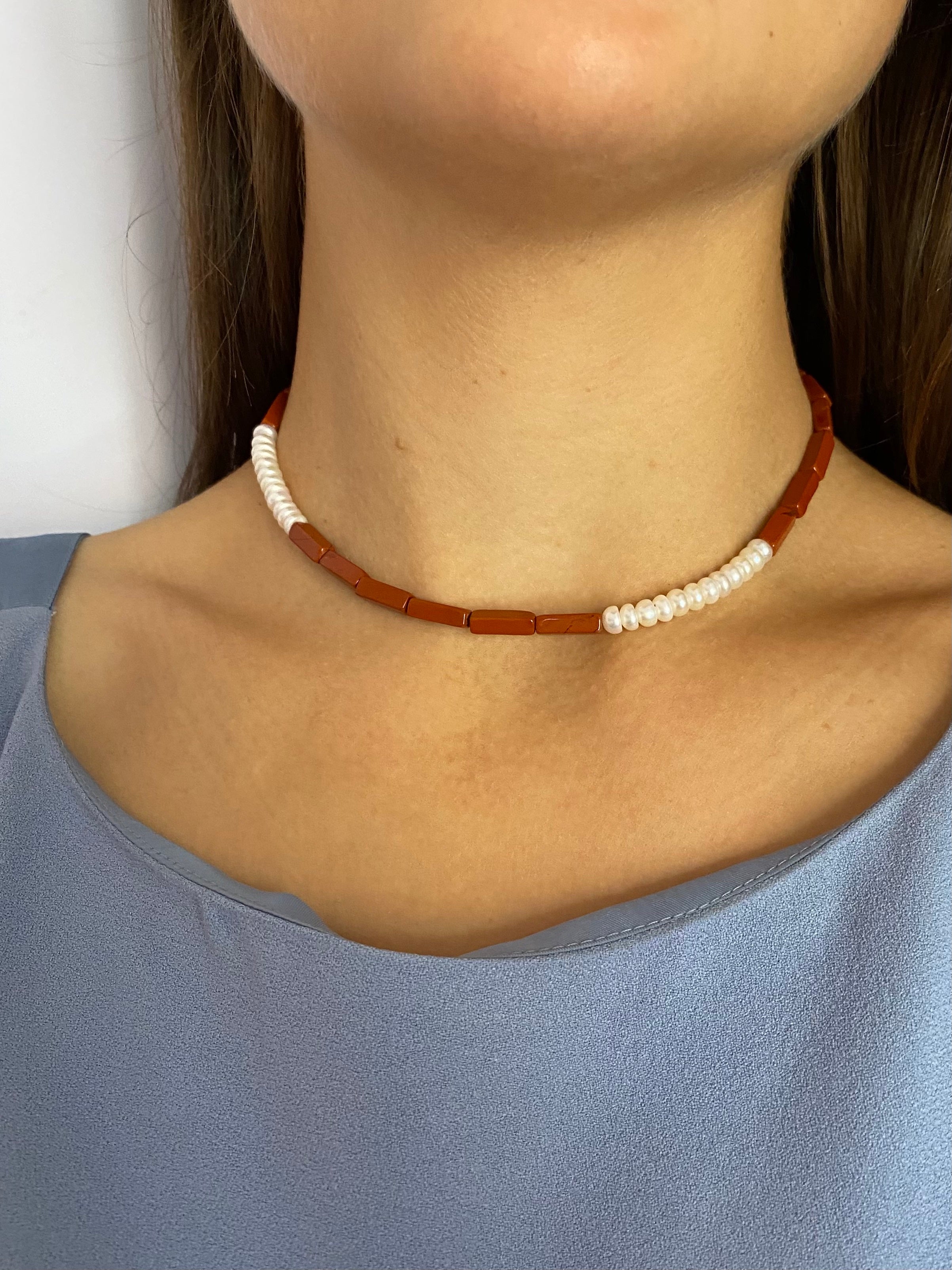 Collana artigianale con perle di acqua dolce e diaspro rosso in argento 925